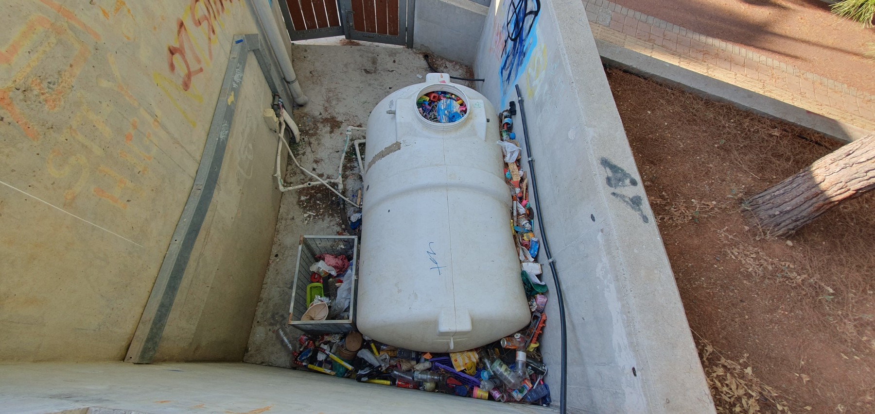 Rubbish, including in the water tank